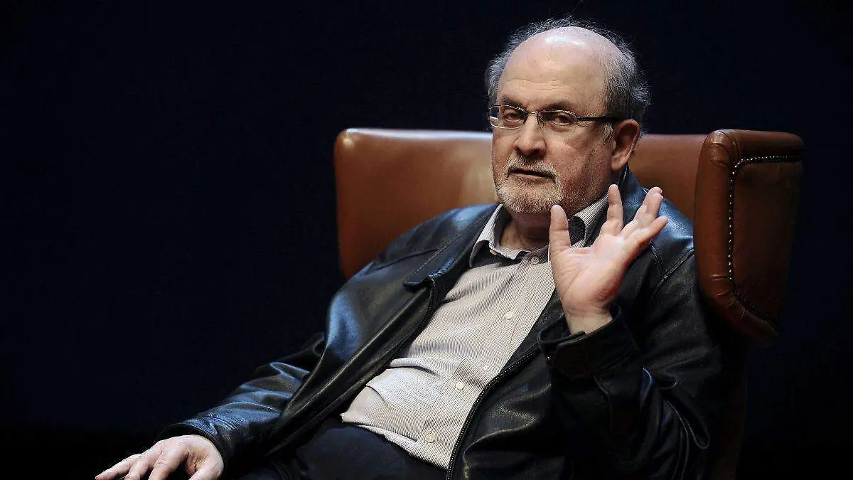 Sospechoso de atacar a Rushdie lo acusa de atacar al Islam en sus escritos